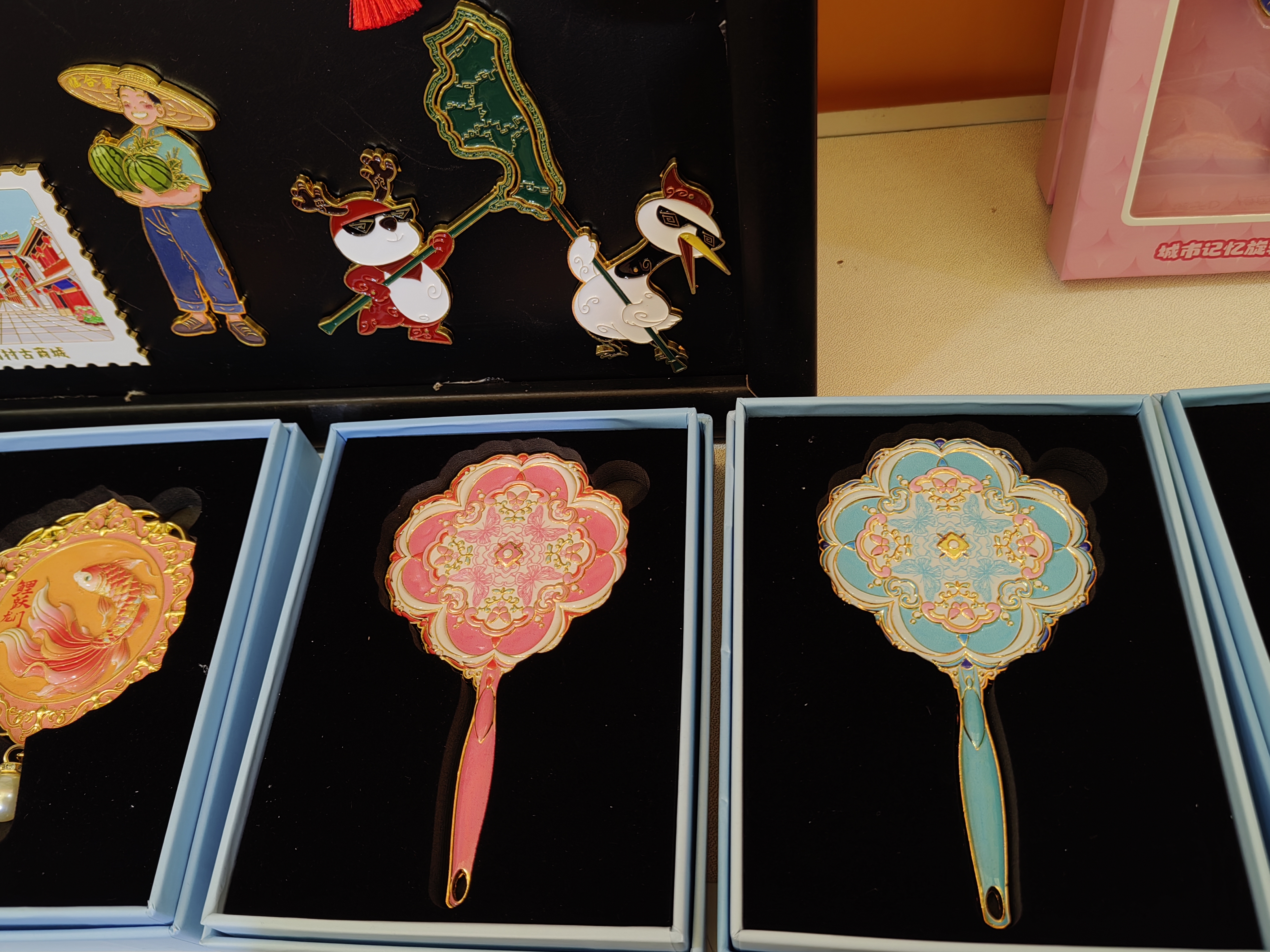 Bonnie Craft esittelee erilaisia ​​jääkaappimagneetteja Shanghain uudessa kansainvälisessä messukeskuksessa